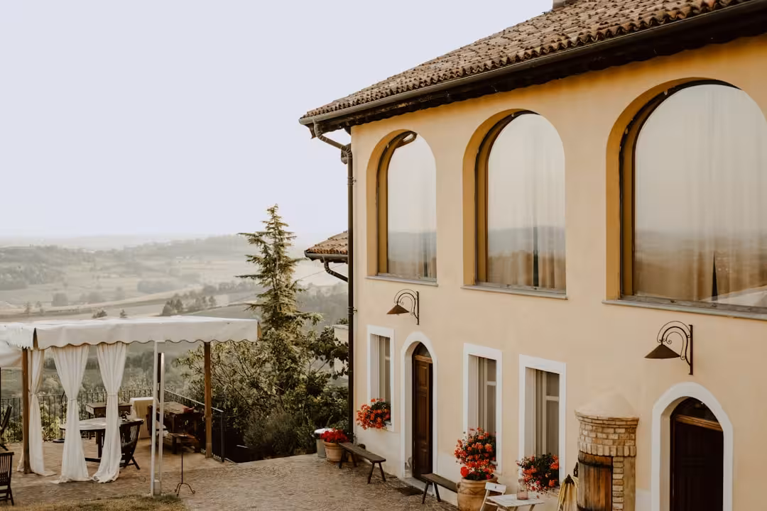 Dove dormire nelle Langhe: come scegliere tra agriturismo, relais e albergo diffuso