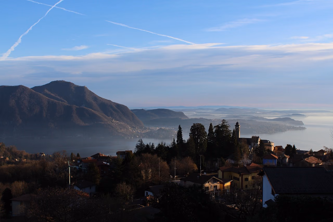 Ameno: borgo d’artisti, musica e itinerari tra lago e collina