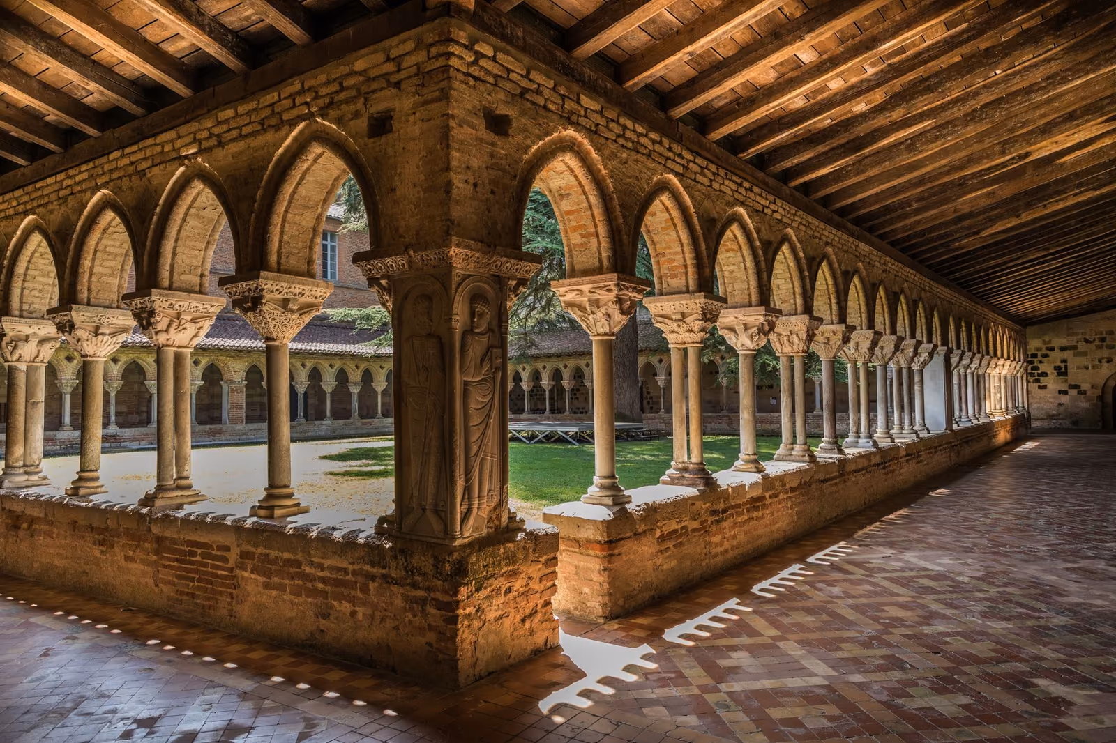 Abbazia di Santa Maria di Vezzolano: arte romanica e itinerario nelle colline