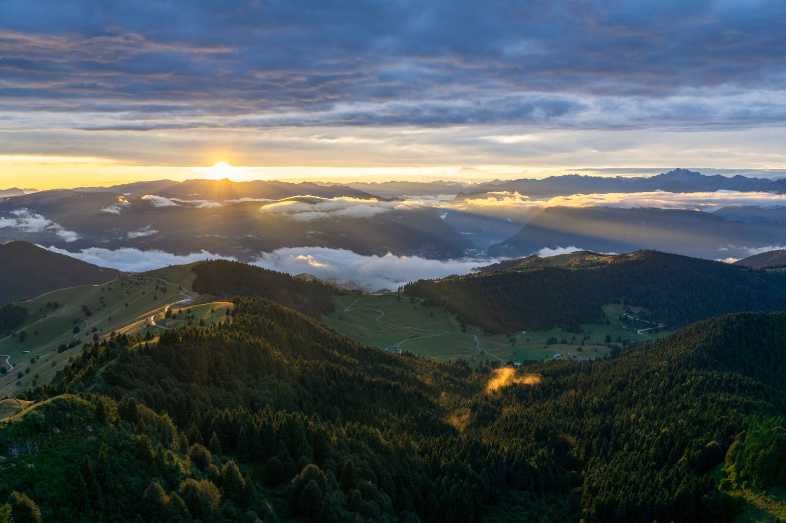 Langhe a luglio: weekend estivi tra borghi, colline e degustazioni serali