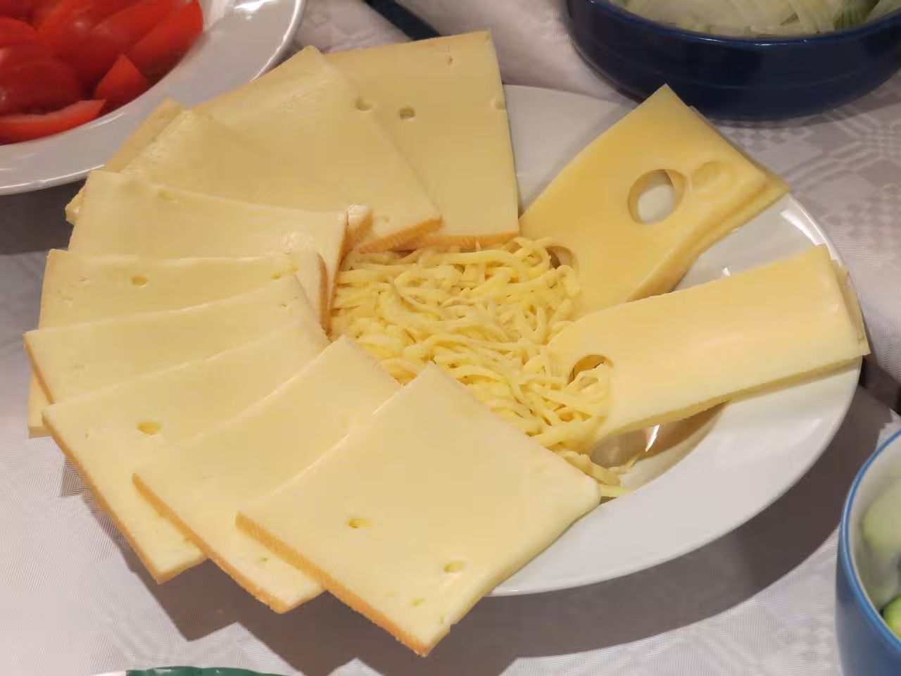 Valle Grana, Castelmagno e Caraglio: Formaggio, Occitano e Manifattura