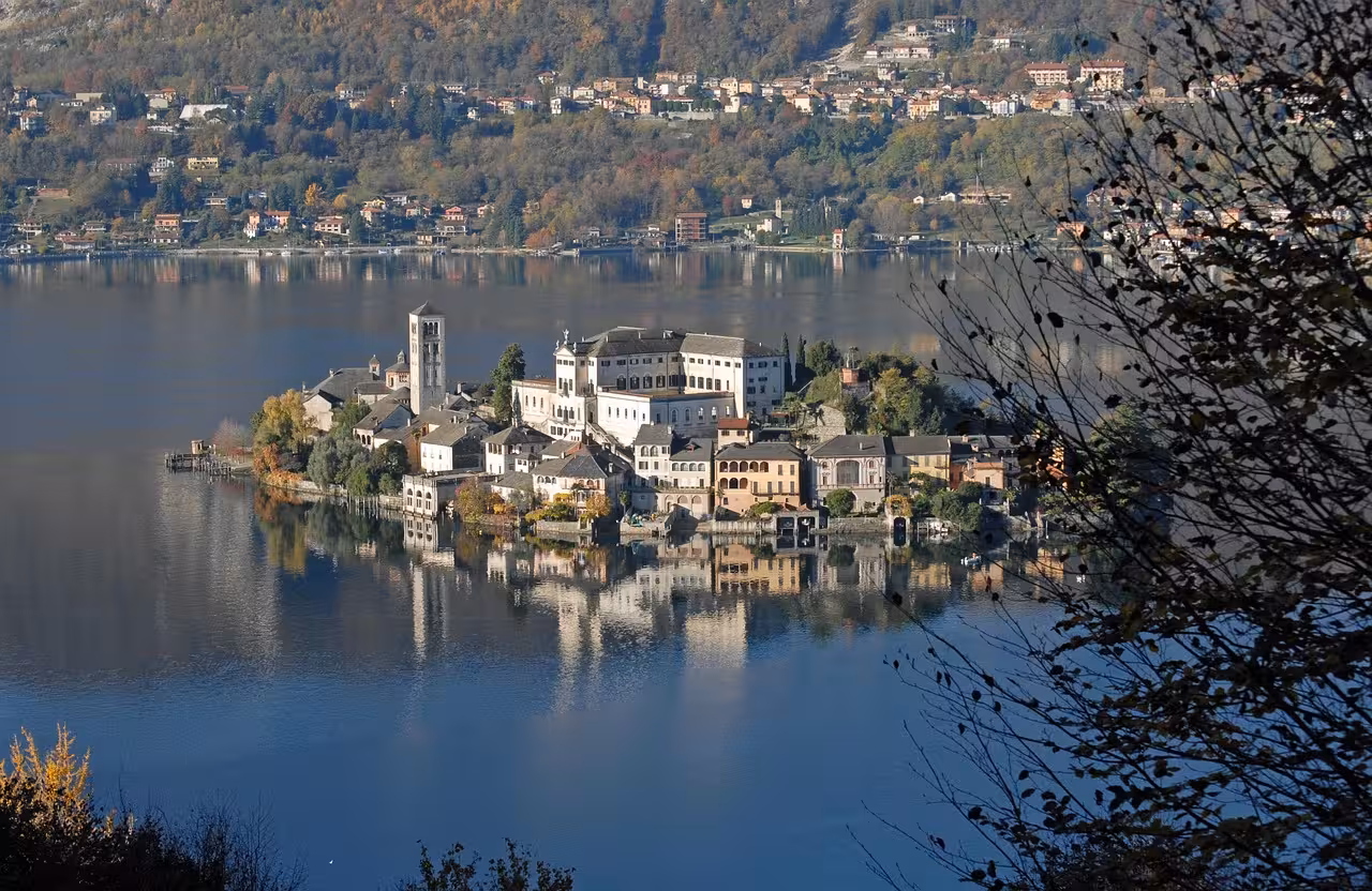 Lago d’Orta romantico: hotel, ristoranti e luoghi per una fuga di coppia