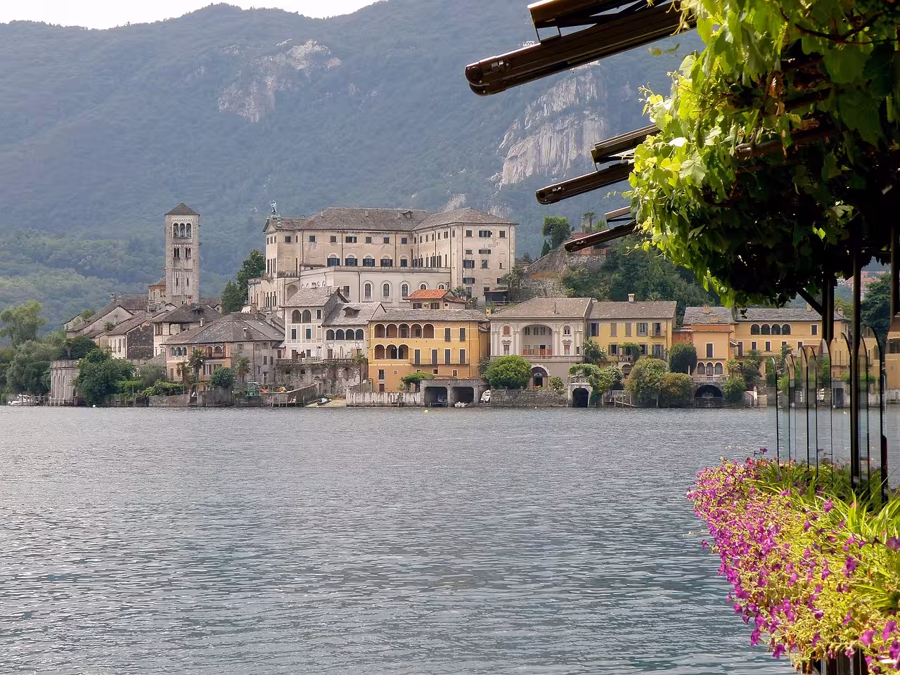 Hotel con vista in Piemonte: laghi, vigne e montagne da prenotare