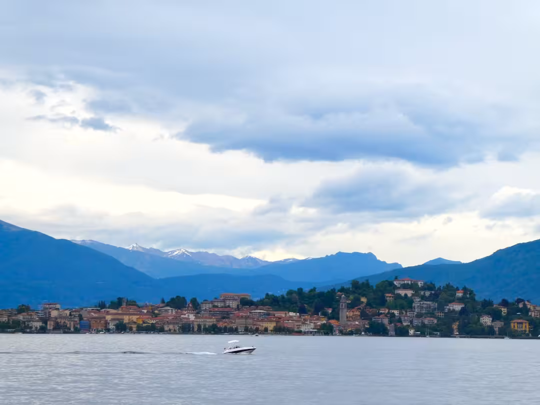 Lago Maggiore con il cane: spiagge, hotel e passeggiate pet friendly