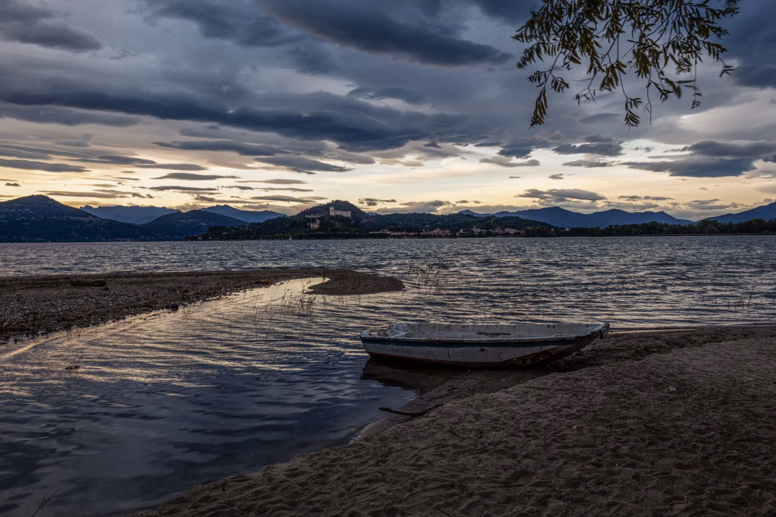 Lago di Viverone: cosa fare tra spiagge, bici e borghi del Canavese