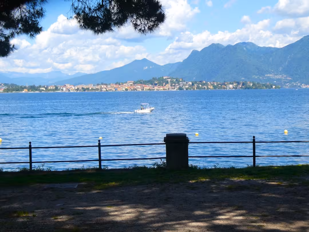 Noleggio barca sul Lago Maggiore: come scegliere tra tour, taxi boat e autonomia