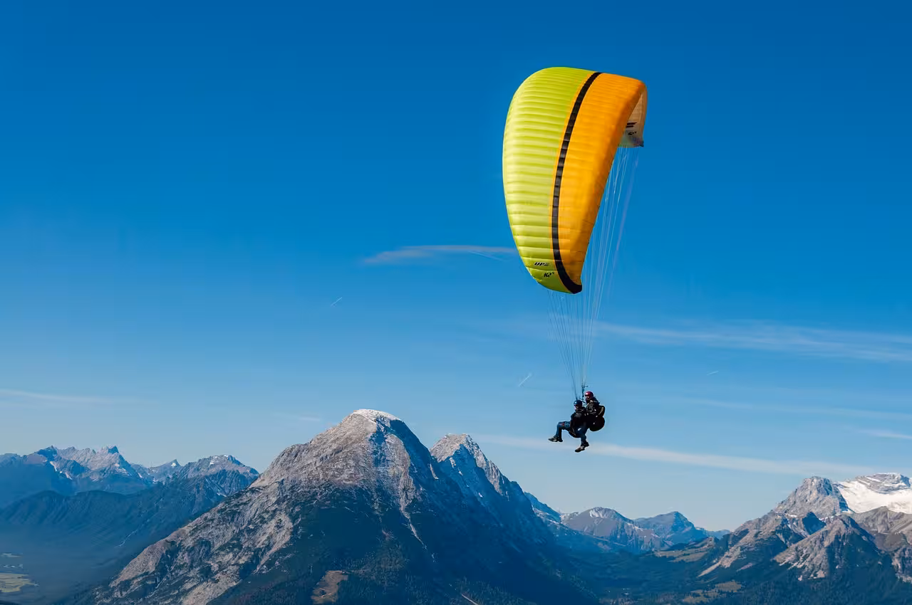 Parapendio in Piemonte: dove volare e come fare un primo tandem