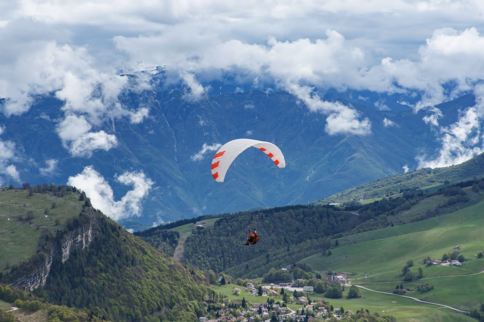Canavese alpino: itinerario tra valli, castelli e paesaggi morenici