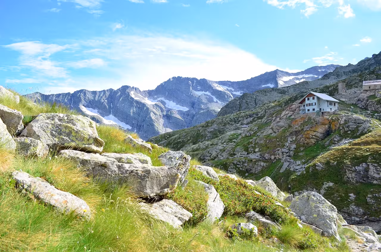 Rifugi alpini in Piemonte: come prenotare, cosa portare e cosa aspettarsi