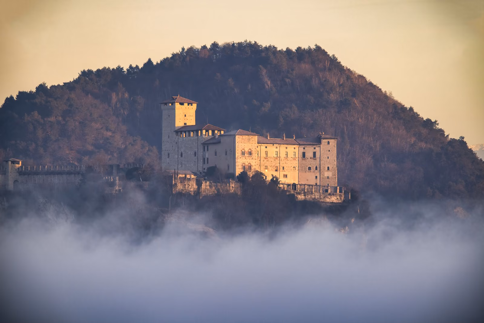 Pocapaglia: rocche, natura e panorami tra Alba e Bra