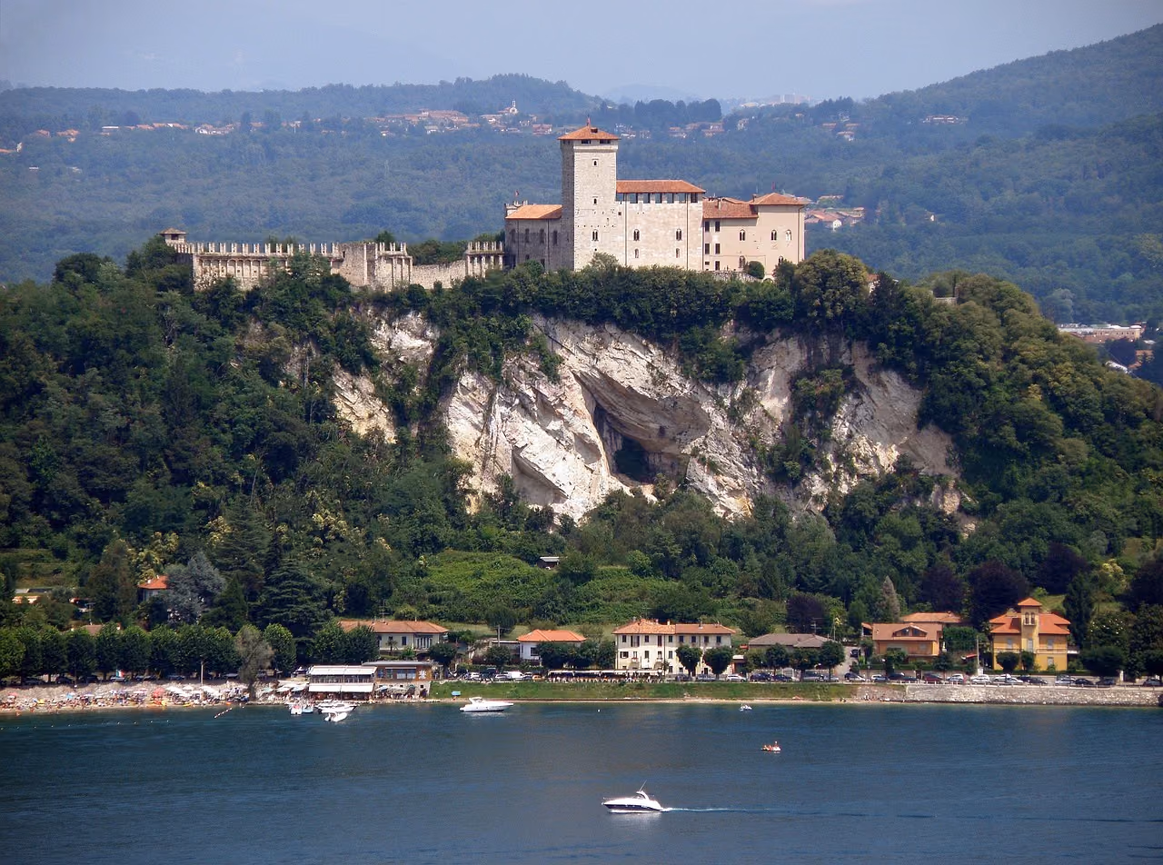 Arona e Colosso di San Carlo: Lago, Panorama e Figura Borromaica
