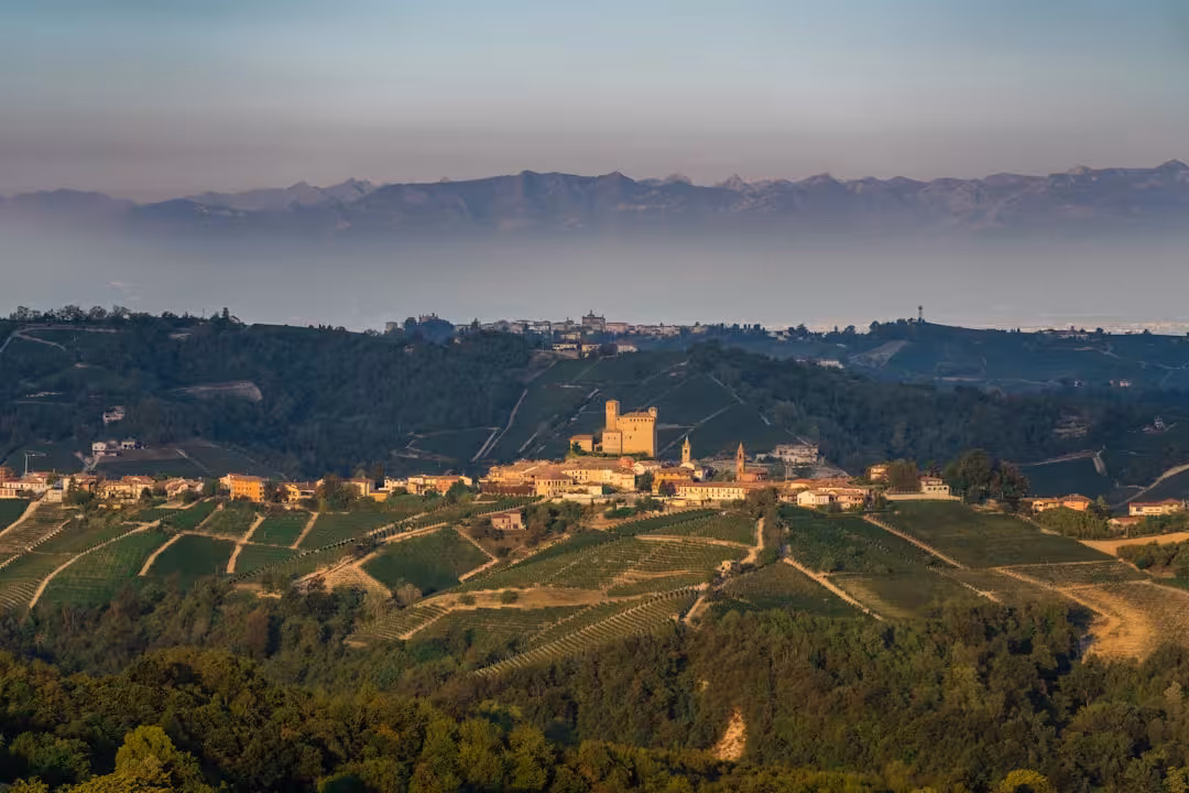 Serralunga d’Alba: castello, vino e itinerario tra le vigne