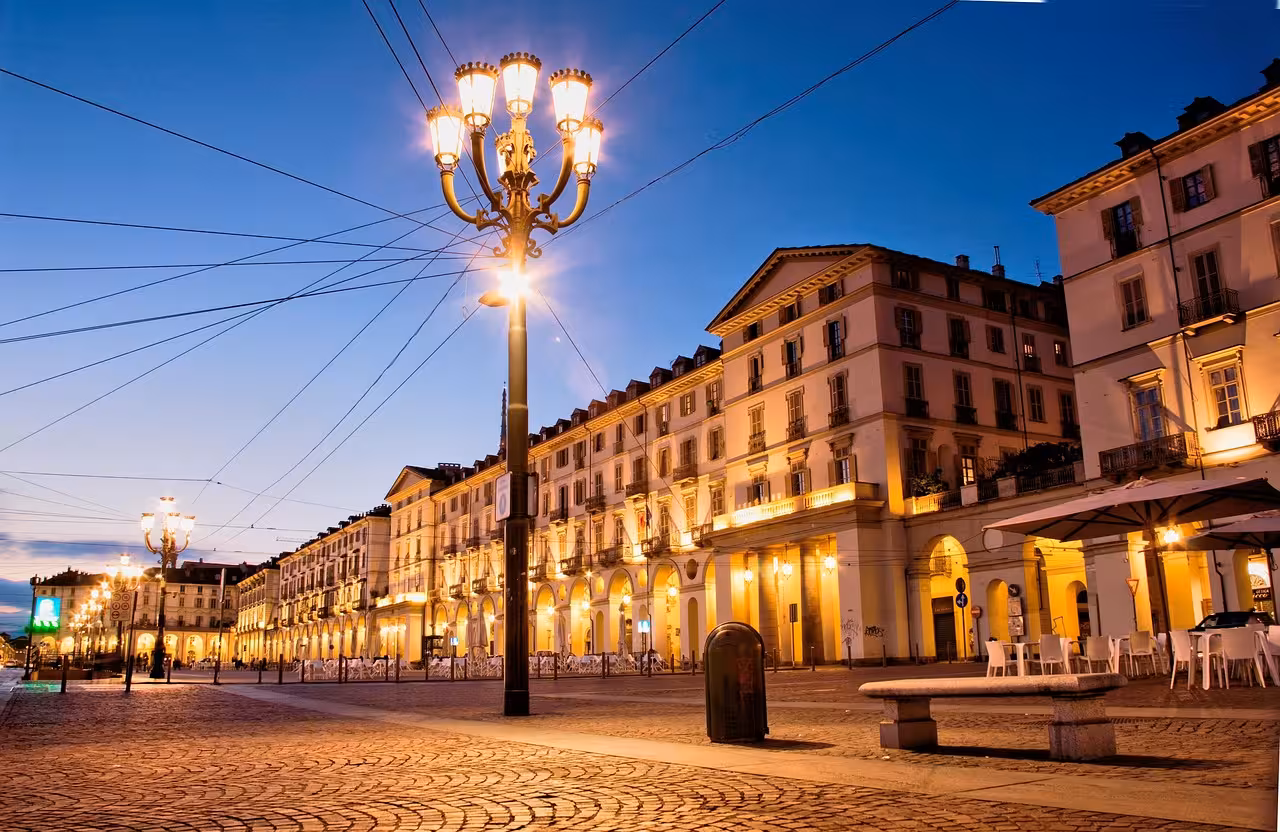 I PORTICI DI TORINO E PIAZZA VITTORIO A ROMA: L'EREDITÀ PIEMONTESE CHE NON ATTECCHÌ